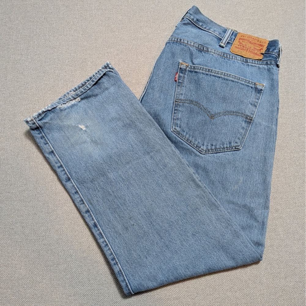 Levi's 501 Men's Light Wash Denim Jeans W40 L29 Button Fly Distressed Blue